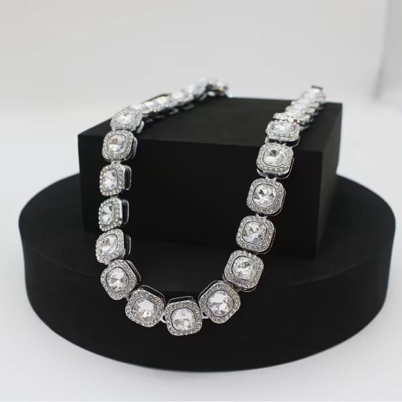 🔷 Elegant Silver Necklace with Crystal Accents 🔷 - Picture 2 of 5